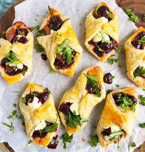 Prosciutto Blackberry & Goat Cheese Puff Pastry Appetizers - Beautiful Eats & Things Goat Cheese Puff Pastry, Blackberry Goat Cheese, Prosciutto Goat Cheese, Prosciutto Appetizer, Brie Puff Pastry, Impressive Appetizers, Puff Pastry Appetizers, Pastry Appetizer, Cheese Puff