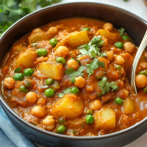 One-Pot Potato Curry - Insanely Good Potatoe Curry Indian Style, Potato Curry Indian, Indian Potatoes, Curry Potatoes, Potato Curry Recipe, Green Chili Peppers, Potato Curry, Naan Bread, Red Chili Powder