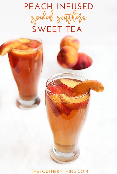 Cocktail drink recipe for peach sweet tea spiked with peach vodka and infused with fresh peach slices. Spiked Sweet Tea, Sweet Tea Cocktail, Peach Sweet Tea, Southern Cocktail, Tea Cocktail Recipes, Peach Vodka, Southern Sweet Tea, Peach Ice Tea, Tea Cocktails