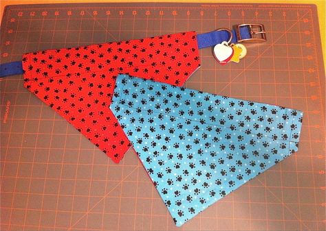 Diy Dog Bandana, Syprosjekter For Nybegynnere, Bandanas Diy, Dog Bandana Pattern, Projek Menjahit, Bandana Pattern, Dog Bandanna, Over The Collar Dog Bandana, Sew Ins