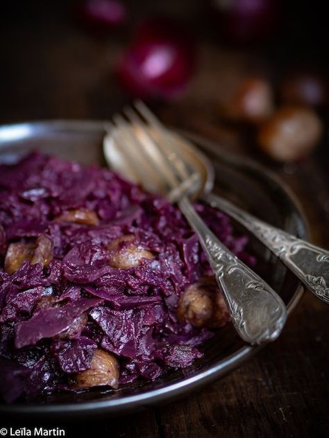 Chou rouge aux marrons et aux pommes - je vais vous cuisiner German Red Cabbage, Red Cabbage Recipe, Cheesy Leeks, Red Cabbage With Apples, Gluten Free Holiday Recipes, Red Cabbage Recipes, Braised Red Cabbage, Pumpkin Dishes, Cabbage Recipe