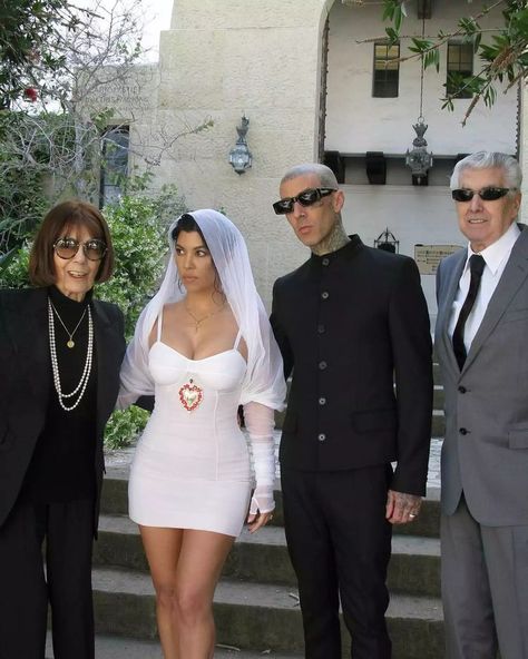 A Full Timeline of Kourtney and Kim Kardashian's Biggest Fights Kim Kardashian Wedding Dress, Las Vegas Bride, Kim Kardashian Wedding, Kardashian Wedding, Estilo Kim Kardashian, Wedding Dress Aesthetic, Vegas Bride, Estilo Kardashian, Celebrity Wedding Dresses