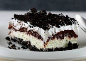 Sinfully Simple Oreo Delight - Love Oreo cookies?  Here's a must-make easy dessert recipe for you!  With Cool Whip, chocolate pudding and cream cheese, you can make this luscious, layered dreamy treat that's too good to pass up.  All we have to say is "yum!" Oreo Delight, Dessert Oreo, Party Cupcakes, Oreo Recipes, Oreo Dessert, A Piece Of Cake, Think Food, Piece Of Cake, Yummy Sweets