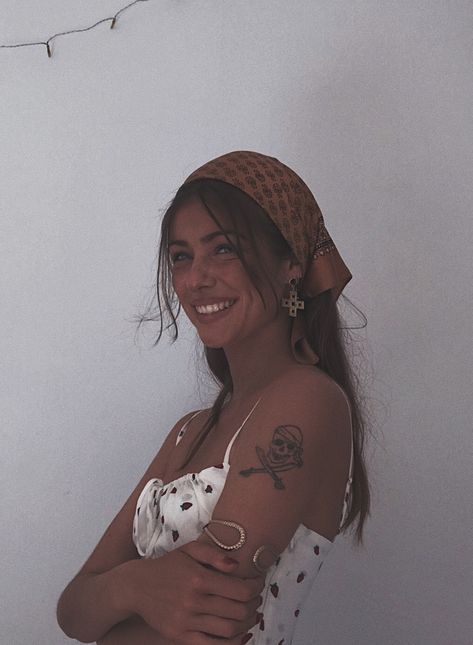 Hippie Bandana Hairstyles, Hippie Hair Styles, Cute Hairstyles With Bandanas, Boho Bandeau Hairstyles, Bandeau Hairstyles, Hippie Hairstyles 70s, Daniela Jones, Cute Hippie Hairstyles, Hair Bandana Styles