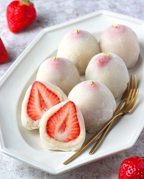 Ichigo Daifuku, Strawberry Mochi, Thai Dessert, Pretty Dessert, Japanese Dessert, Japan Food, Food Magazine, Rice Cakes, Satisfying Food