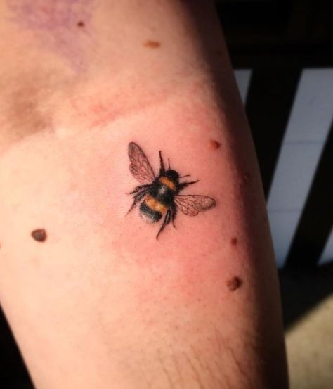 Bee tattoo small tattoo colour bumble bee Mermaid Minimalist, Bee Tattoo Meaning, Small Colorful Tattoos, Tattoo Colour, Bumble Bee Tattoo, Small Tattoos With Meaning, Bee Bee, Small Girl Tattoos, Tattoo Girls