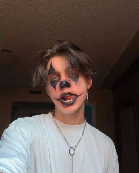 𝕥 𝕣 𝕚 𝕤 𝕥 𝕒 𝕟 𝕡 𝕧 𝕒 𝕝 𝕕 𝕖 𝕫 on Instagram: “happy halloween 🎃” Guys Halloween Makeup, Boy Halloween Makeup, Mens Halloween Makeup, Crazy Halloween Makeup, Easy Clown Makeup, Maquillage Halloween Simple, Halloween Makeup Clown, Halloweenský Makeup, Holloween Makeup