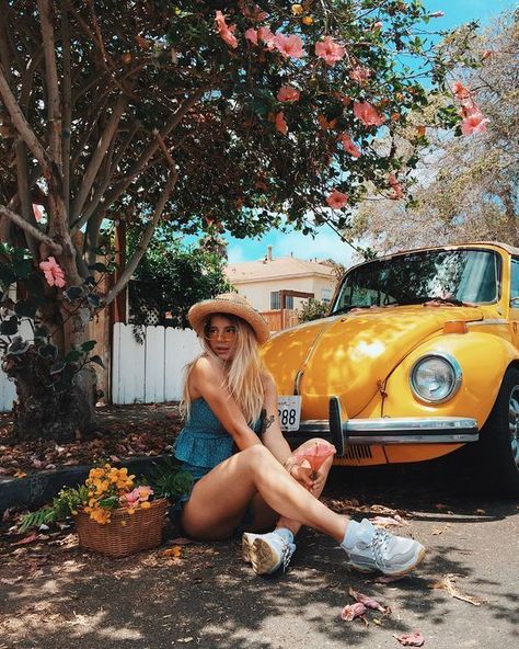 Cars Photoshoot, Beetle Girl, Bus Girl, Vw Sedan, Volkswagen Bug, Vw Beetle Classic, Vw Vintage, Yellow Car, Vw Porsche