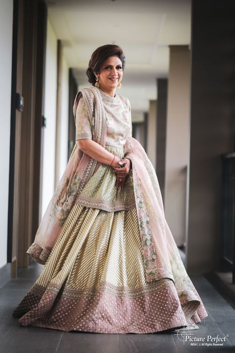 Mom's Who Slayed At Their Daughter's Weddings & How! | WedMeGood Brides Mom Outfit Indian, Lehnga For Bride Mother Indian, Indian Mom Wedding Outfits, Lehnga For Bride Mom, Groom Mother Outfit Indian, Bride Mother Outfit Indian, Barat Dress Design, Brides Mother Indian Outfit, Mother Hairstyles