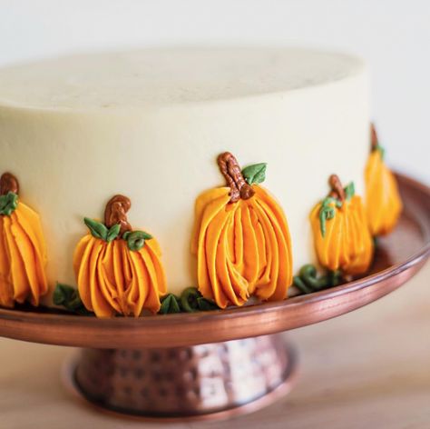 12 Beautiful Buttercream Pumpkin Cakes - Find Your Cake Inspiration Pumpkin Cake Decorating, Cake Decorating Pictures, Dessert Oreo, Cakes To Make, Dessert Original, Thanksgiving Cakes, Fall Cakes, Think Food, Holiday Cakes