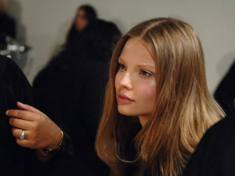 Long Light Brown Hair, 90's Makeup, Luella Bartley, Magdalena Frackowiak, Girly Makeup, Models Backstage, 90s Makeup, Grad Photoshoot, Shades Of Blonde