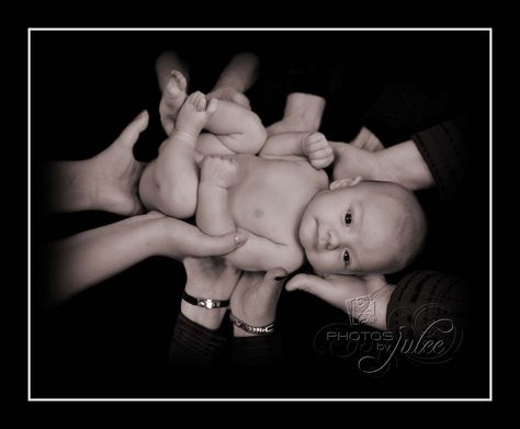 photo -  "hands" of 5 generations | Photos by Julee: Six Generation.....and it all began.... Family Generation Photography, 4 Generations Photo, Generation Pictures, Generations Photography, Dad Pictures, Large Family Photos, Generation Photo, Baby Pictures Newborn, Newborn Family Photos