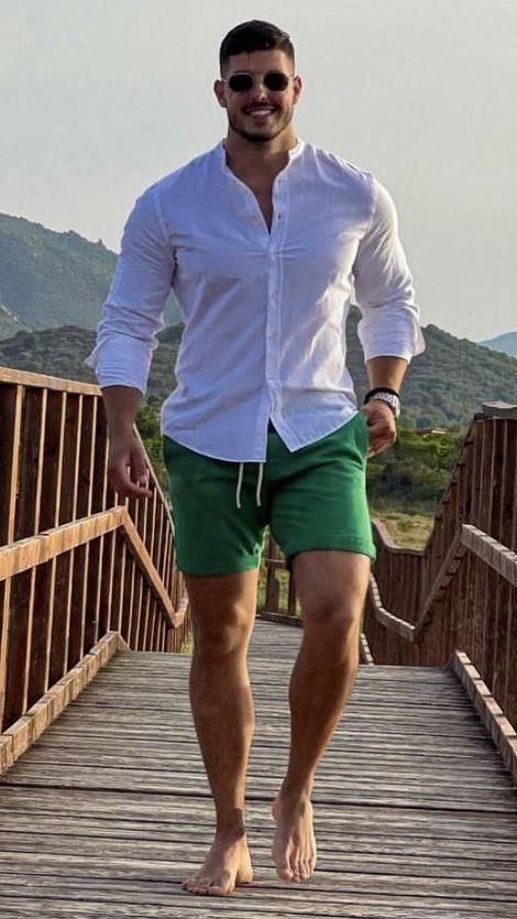 Gq Mens Style Summer, Italian Mens Fashion Summer Casual, Italian Men Style Summer Casual, Male Shorts Outfits, Gentleman Style Summer, Men In Shorts, Italian Men Style, Jeans Guys, Classy Pants