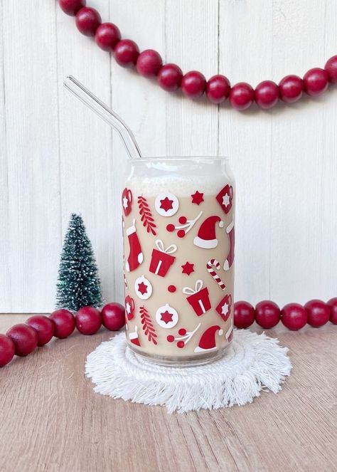 Christmas Glass Tumbler Ideas, Christmas Glass Cups, Glass Cup Christmas, Libby Glasses, Cricut Christmas Ideas, Christmas Cups, Preppy Christmas, Christmas Cup, Cup Ideas