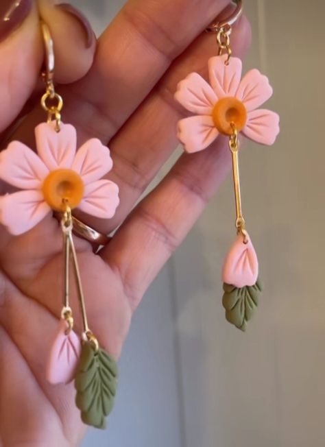 Cercei Din Lut Polimeric, Diy Earrings Easy, Polymer Clay Flower Jewelry, Diy Earrings Polymer Clay, Handmade Clay Jewelry, Polymer Clay Diy, Polymer Clay Jewelry Diy, Polymer Crafts, Handmade Jewelry Tutorials