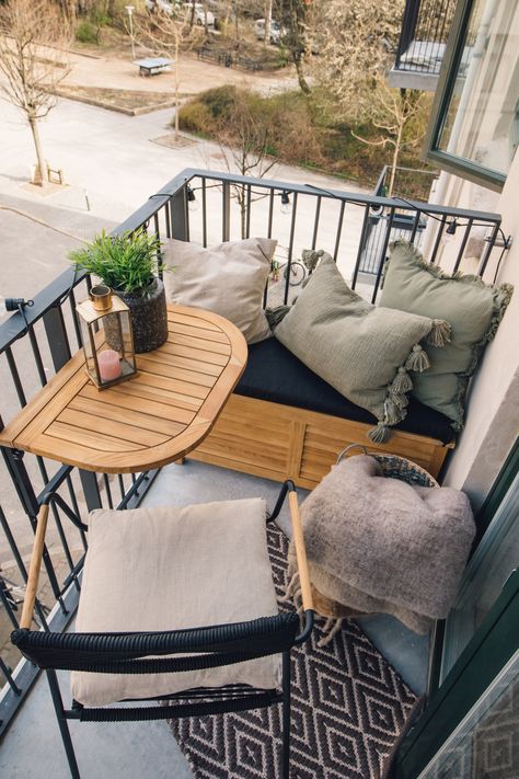 Even just with a little bit of textiles, some lights and plants you one can really add character and warmth to the early spring balcony. Small Comfortable Chairs, Spring Balcony, Sofa Balcony, Design Balcony, Rental Ideas, Balcony Chairs, Diy Furniture Decor, Classy Decor, Balcony Furniture