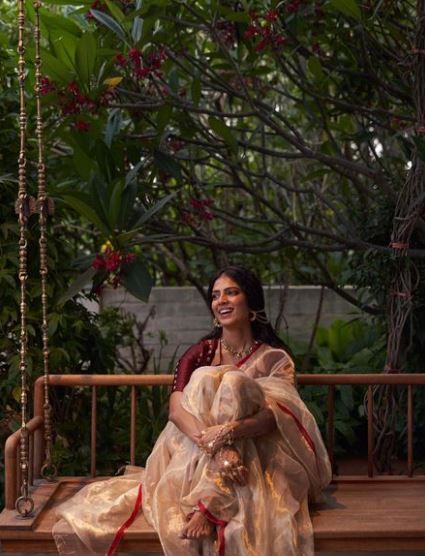 Malavika Mohanan, South Asian Aesthetic, Sisters Photoshoot Poses, Self Pictures, Sisters Photoshoot, Saree Poses, Vintage Photoshoot, Desi Fashion Casual, Indian Photoshoot