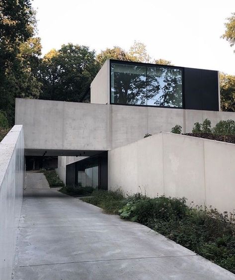 Concrete Minimalist House, Residential Architecture Apartment, Concrete Architecture, Concrete Building, Apartment Architecture, Casa Exterior, Concrete House, Cultural Architecture, Minimalist Architecture