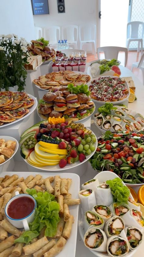 Food Catering Ideas Buffet Tables, Antipasto Platters, Sommer Mad, Catering Food Displays, 20 Birthday, Food Bars, Lunch Buffet, Catering Ideas Food, Party Food Buffet