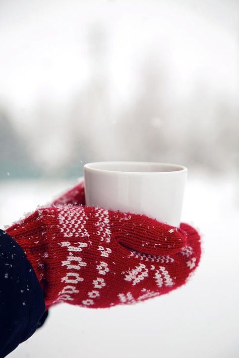 Kaffe Humor, Mug Of Tea, Winter Lovers, Red Mittens, Color Splash Photography, Christmas Aesthetic Wallpaper, Canadian Winter, Red White Christmas, Winter's Tale