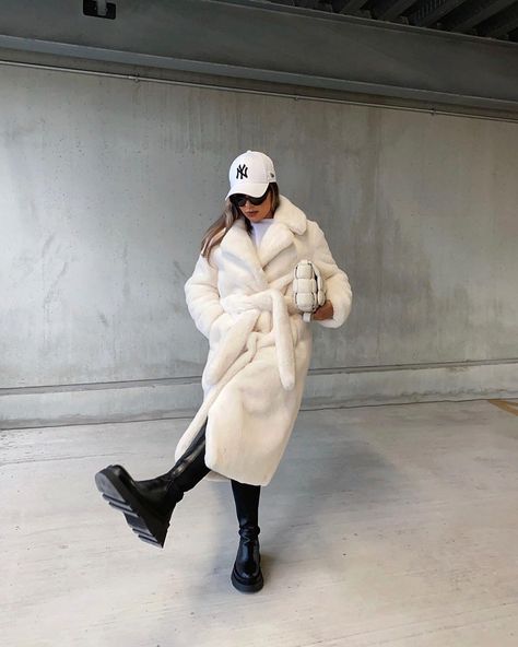 Alaro® on Instagram: “Faux Fur Coat in White, S.” White Winter Coat, Winter Whites, Dress Zara, White Coat, White Fur, White Faux Fur, Winter Fits, Zara Shoes, Winter White