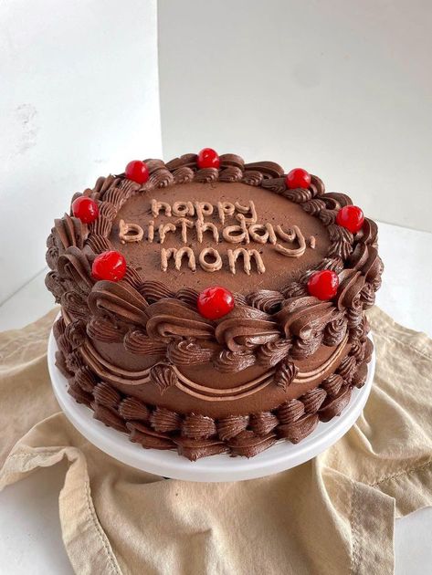 Vintage Birthday Cakes Chocolate, Chocolate Bday Cake Ideas, Chocolate Frosting Cake Design, Mom Birthday Cake Chocolate, Cake Decorating Chocolate Frosting, Chocolate Cake Inspiration, Chocolate Cherry Cake Decoration, Cute Chocolate Cake Aesthetic, Chocolate Cake Decoration Aesthetic