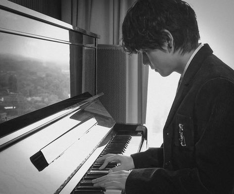 Bts Black And White, V Bts Wallpaper, Piano Teacher, You Love Me, Bts Aesthetic Pictures, Jennie Kim, V Taehyung, Im Awesome, Funny Videos For Kids