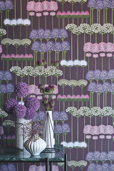 Cole & Son Allium wallpaper from the Botanical collection of wallpapers. Purple wallpaper. Lilac Interiors. Floral wallpaper. Lee Jofa Wallpaper, Allium Flowers, Wallpaper Warehouse, Cole And Son Wallpaper, Wallpaper Stores, London Design Festival, Plant Wallpaper, Botanical Wallpaper, Wallpaper Modern