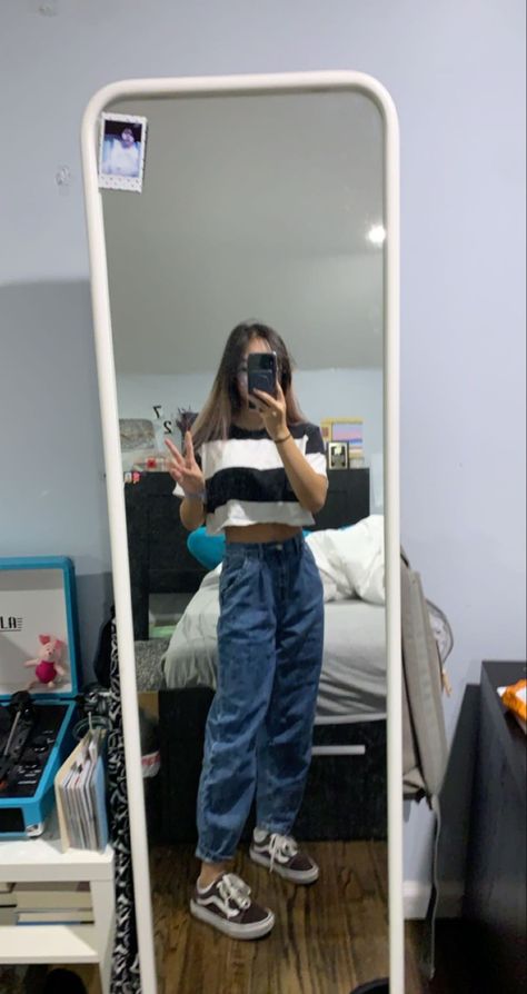 Dark Denim Mom Jeans Outfit, Vans And Mom Jeans Outfit, Tan Vans Outfit, Brown Vans Outfit, Brown Shoes Outfit, Brown Vans, Vans Outfit, Mom Jeans Outfit, Jeans Cropped