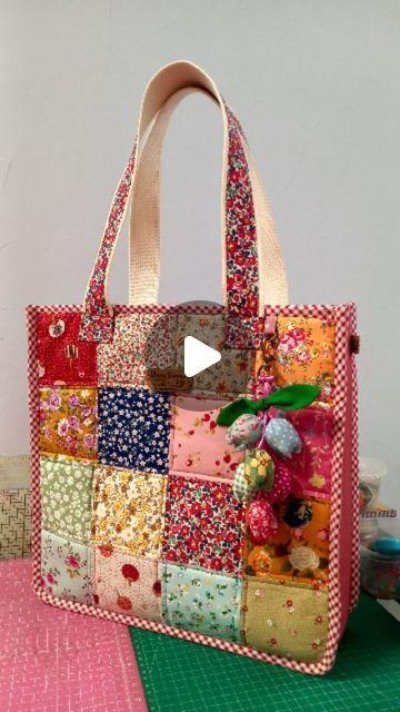 Placemat Tote Bag Tutorial, Fabric Bags Diy Handmade, How To Make A Bag Out Of Fabric, Patchwork Bags Patterns Free, Quilted Tote Bags Tutorial, Quilted Tote Bags Patterns, Bags Homemade, Patchwork Bags Diy, Fabric Bag Design