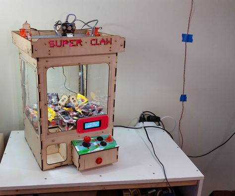 Diy Claw Machine, Mini Arcade Machine, Diy Arcade Cabinet, Diy Arduino, Mini Arcade, Arcade Cabinet, Eating Before Bed, Maker Project, Claw Machine