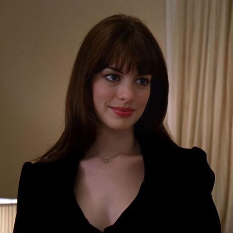 Andy Sachs Hair, Anne Hathaway Characters, Movie Characters With Bangs, Anne Hathaway Devil Wears Prada Hair, Andrea Devil Wears Prada, Anne Hathaway Now, Andrea Sachs Aesthetic, Anna Hathaway Aesthetic, Andrea Character