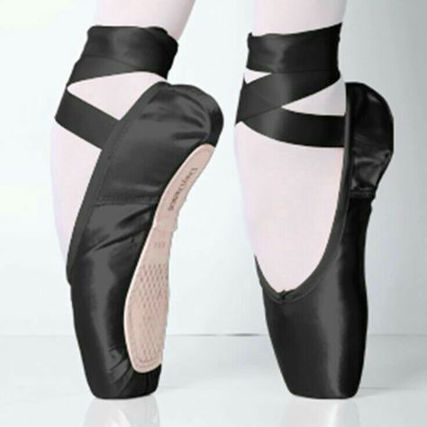 Romeo I Julia, Black Ballet Shoes, Ballet Pointe, Ballet Pointe Shoes, Ballerina Dance, Professional Ballet, Dance Wear Ballet, Ballet Clothes, Satin Noir