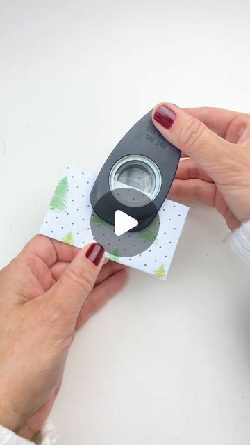 Renee Day on Instagram: "Get creative this holiday season with a DIY gift card holder! 🎁 Save this post for easy crafting – all measurements included.🎄 

#greetingscard #holidaycrafts #papercrafters #dıy #makersgonnashare #christmascraft #cardmakingaddict #craftymomma #diycrafting #craftsofinstagram #cardmakingfun #craftaddict #paperlovers #stationerylovers #craftlove #papercraftersofinstagram #makersgottamake #easycrafts #craftaholic #christmasdecorideas #giftwrappingideas #giftcardholder" Pocket Gift Card Holder, Diy Giftcards Holder, Ornament Gift Card Holder, Easy Gift Card Holder Diy, Gift Card Holders To Make For Christmas, Greeting Card Holder Display, Diy Gift Tags Ideas, Gift Card Holders Diy, Diy Gift Card Holder Ideas