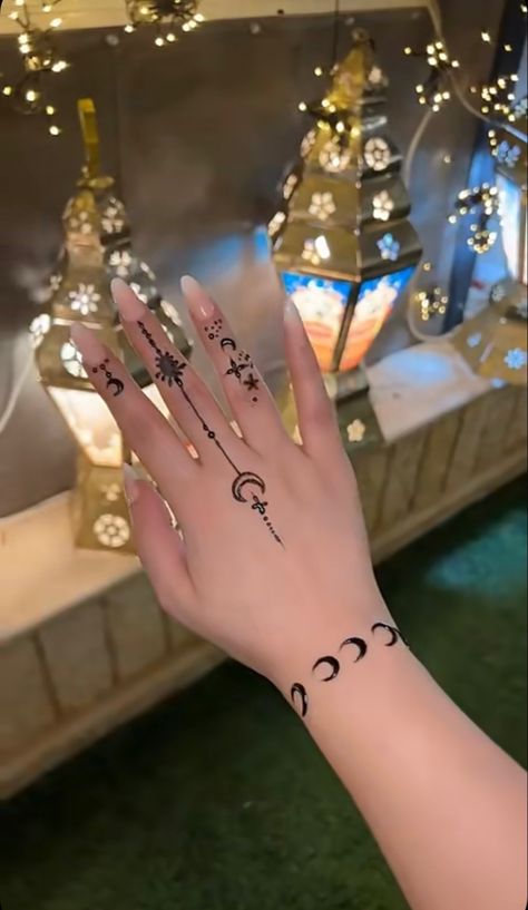 Cute Henna Designs Easy, Henna Tattoo Design, Small Henna Designs, Henne Tattoo, Cute Henna Designs, Tattoos Henna, Cute Henna Tattoos, Small Henna, Henna Designs Wrist