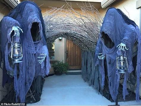 Ghoulishly good! This Halloween lover decorated the entrance to their house with terrifyin... Courtyard Entrance, Walmart Halloween, Cheap Diy Halloween Decorations, Scary Halloween Decorations Outdoor, Haunted Hayride, Halloween Decor Diy, Halloween Outside, Beetlejuice Halloween, Casa Halloween