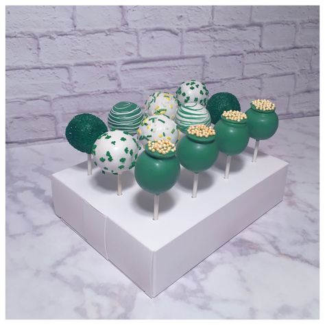 St Patrick’s Cake Pops, St Patrick’s Day Cake Pops, St Patricks Cake Pop, St Patricks Day Cakes, Brownie Pops, Caramel Apples Homemade, Cake Pop Designs, Chocolate Covered Strawberry Recipe, Strawberry Treats