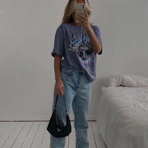 Tshirt Jeans Outfit, Oversized Jeans Outfit, Baggy Shirt Outfit, Baggy Tshirt, Best Pants, Outfit Oversize, Street Hijab Fashion, Oversized Jeans, Hijabi Fashion