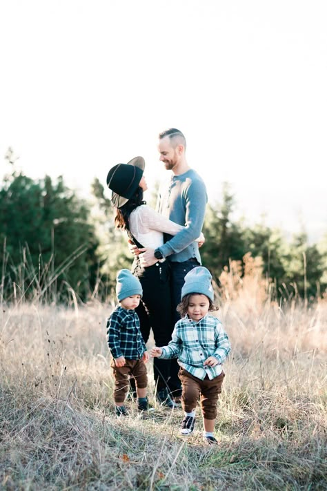 Family Photographer Portland Oregon | Why I Love Taking Photos In The Morning — Elizabeth Hite Photography Family Photos With Twins, Portret Feminin, Boy Photoshoot, Lifestyle Family Photography, Desserts Christmas, Summer Family Photos, Family Portrait Poses, Outdoor Family Photos, Family Picture Poses