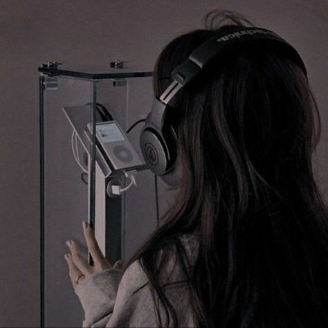 Girl With Headphones, Music Studio Room, Dream Music, Famous Singers, Music Aesthetic, Music Studio, Recording Studio, Dream Job, Aesthetic Photo