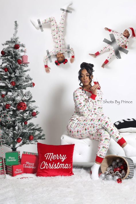 Pj Family Christmas Pictures, Christmas Decor Ideas Photoshoot, Christmas Picture Ideas At Home, Pajama Photoshoot Photo Ideas, Christmas Pjs Photoshoot, Family Pj Christmas Pictures, Family Pajamas Christmas Photo Ideas, Christmas Shooting Family, At Home Christmas Photoshoot Family