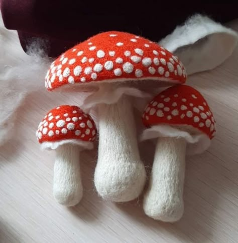 Needle Felted Toadstools, Needle Felt Mushroom, Needle Felted Mushrooms, Felted Mushrooms, Felted Wool Projects, Felt Mushroom, Diy Tricot, Mushroom Crafts, Felt Crown