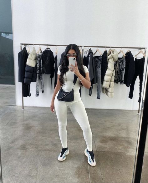 Yeezy Outfit Women, Yeezy Outfit, Streetwear Girl, Yeezy 700, Swag Outfits For Girls, Chill Outfits, Girls Summer Outfits, Baddie Outfits Casual