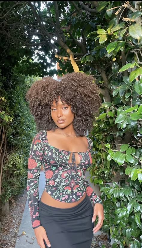 Doja Henshaw, Feminine Black Women, Quick Curly Hairstyles, Curly Natural Hair, Girls Natural Hairstyles, Black Femininity, Zoe Saldana, Tall Girl, Afro Hairstyles