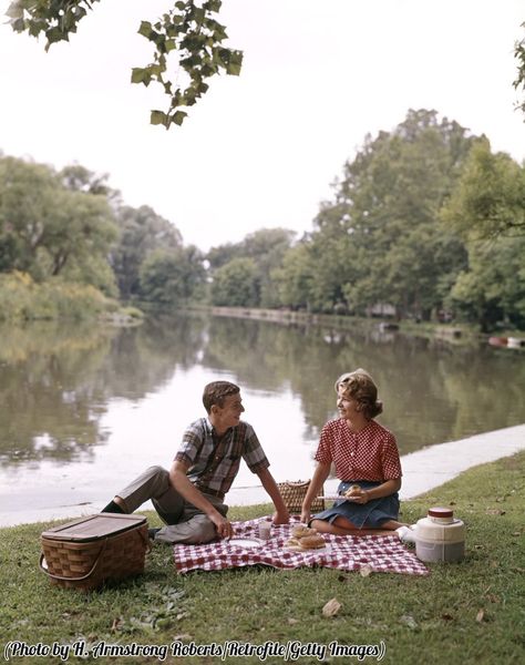 Retro Couple, Lake Photoshoot, Sunday Kind Of Love, School Date, Couple Activities, Vintage Picnic, Vintage Couples, Picnic Date, Sitting Poses