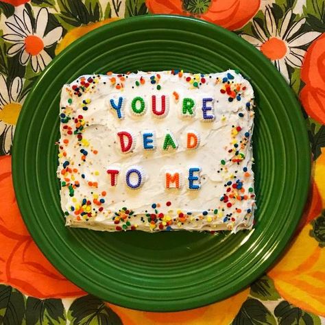 "You're dead to me" - Bakery hits back internet bullies with cakes decorated with mean comments. Mean Cakes, Card Puns, Birthday Card Puns, Trolls Cake, Surprise Cake, Cakes Decorated, Fiesta Dinnerware, Detective Agency, Bakery Cakes