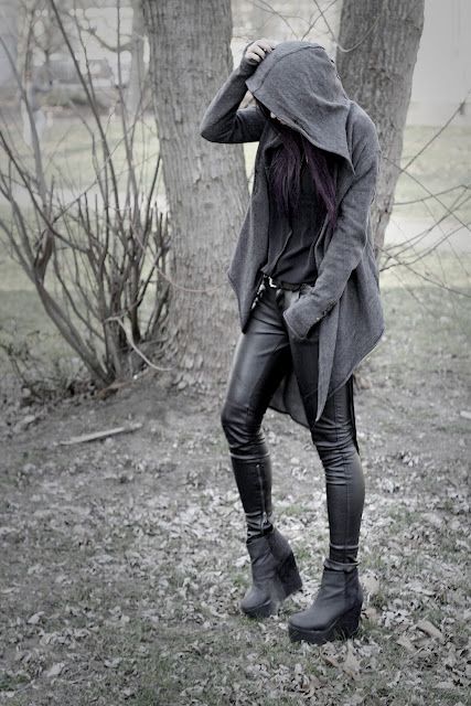 Leder + Mantel = <3 Styl Goth, Post Apocalyptic Fashion, Apocalyptic Fashion, Estilo Hippie, Look Rock, Pastel Outfit, Mode Inspo, Post Apocalyptic, Yohji Yamamoto