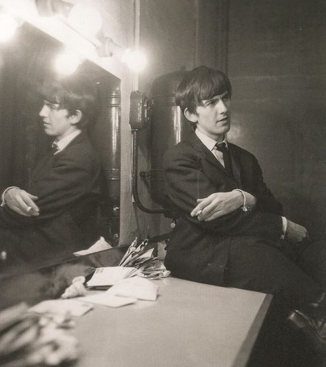 vintage everyday: 40 Rare and Incredible Vintage Snapshots of George Harrison From a Boy to a Teenager As You've Never Seen Before John Lennon Paul Mccartney, Just Good Friends, Lennon And Mccartney, Beatles Photos, John Lennon Beatles, Beatles Pictures, Beatles John, The Fab Four, Ringo Starr