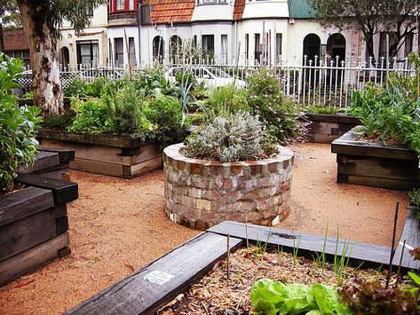 Now I know what to do with the old chimney bricks! Building A Raised Garden, Brick Garden, Garden Area, Modern Garden Design, Raised Planter, Veg Garden, Samos, Creative Gardening, Garden Landscape Design