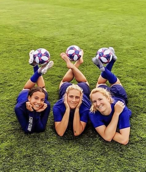 Soccer Team Pictures, Soccer Photography Poses, Cute Soccer Pictures, Soccer Senior Pictures, Mallory Pugh, Soccer Poses, Soccer Aesthetic, Soccer Things, Soccer Pics